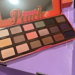Sweet peach eyeshadow! Mix and match all 18 buttery and peach scents! It’s new.